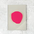 Abstrakt plakat med en pink organisk form omgivet af gyldne linjer.