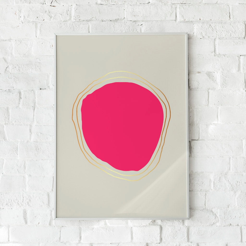 Abstrakt plakat med en pink organisk form omgivet af gyldne linjer.