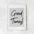 Minimalistisk plakat med håndskrevet tekst "Good Times" på en lys grå baggrund.
