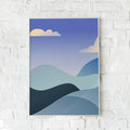 Minimalistisk plakat med bløde blå og grå bjerge under en varm solnedgang.