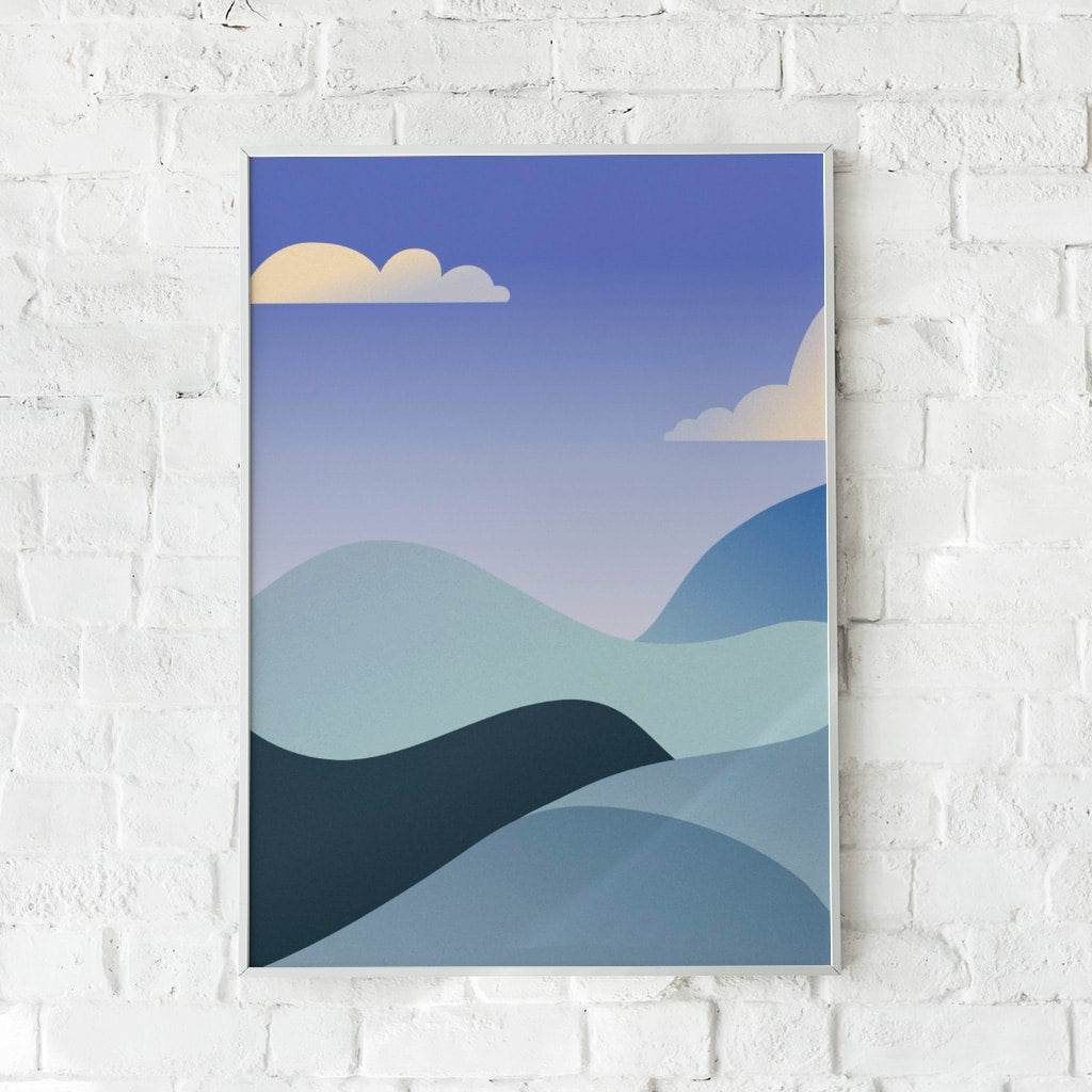 Minimalistisk plakat med bløde blå og grå bjerge under en varm solnedgang.