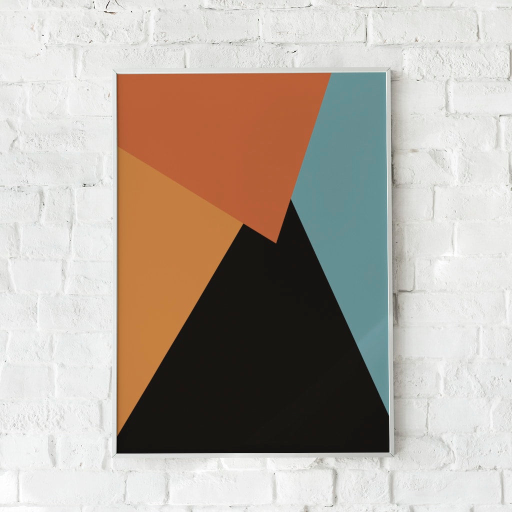 Geometrisk plakat med organiske former i orange, sort og blågrå.