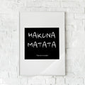 Minimalistisk plakat med teksten "Hakuna Matata" i hvid på en sort baggrund.