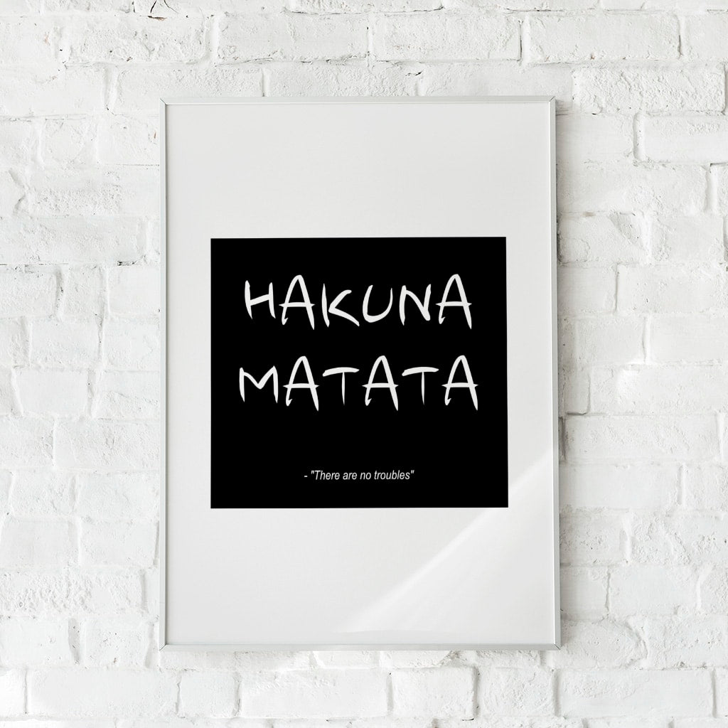 Minimalistisk plakat med teksten "Hakuna Matata" i hvid på en sort baggrund.