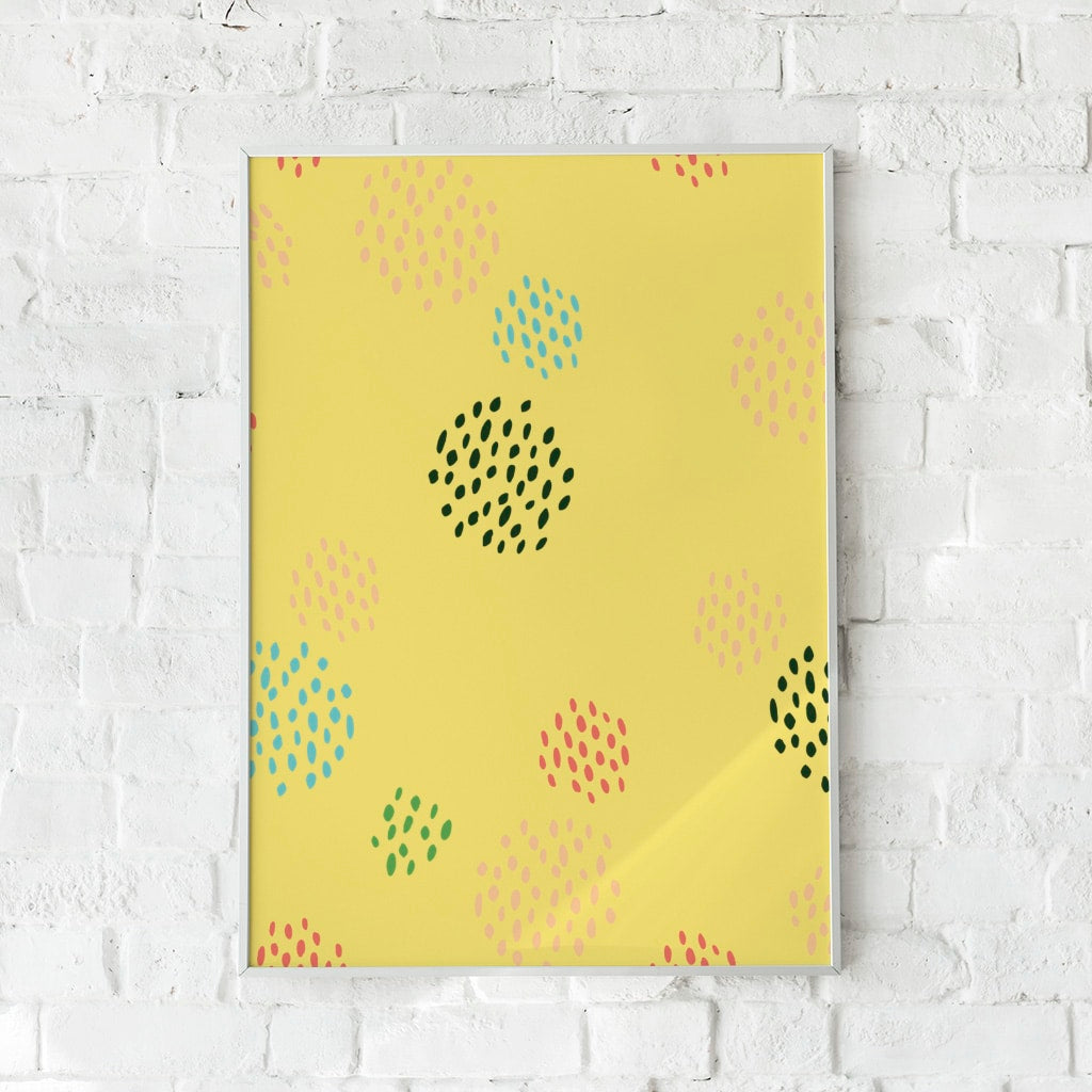 Plakat med farverige, blomsterlignende mønstre på en gul baggrund.