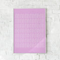 Minimalistisk plakat med håndtegnede hvide linjer på en lilla baggrund.