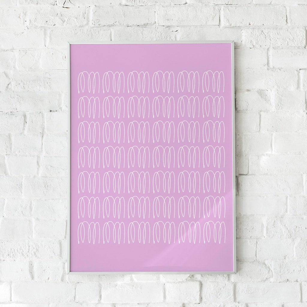 Minimalistisk plakat med håndtegnede hvide linjer på en lilla baggrund.