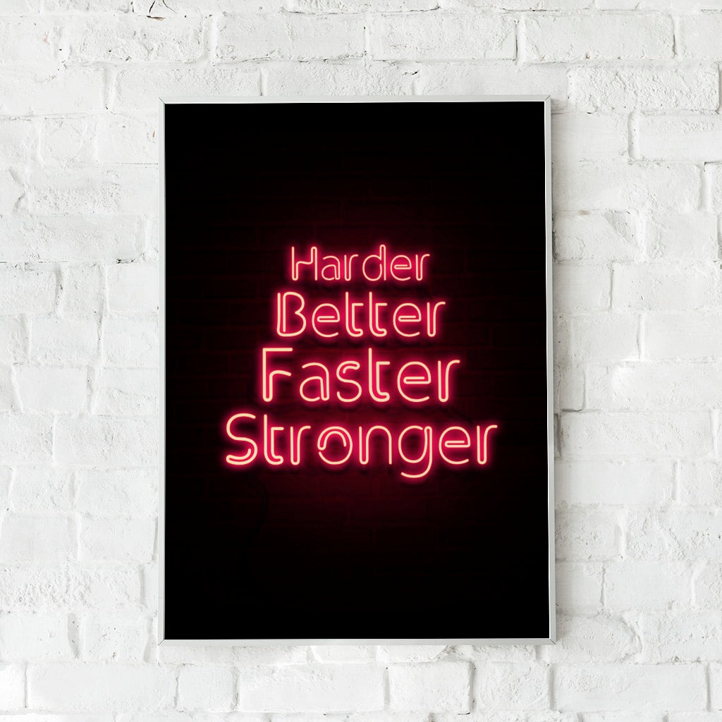 Plakat med pink neontekst på en mørk baggrund.