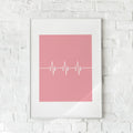 Minimalistisk plakat med en hvid hjertelinje på en støvet rosa baggrund.