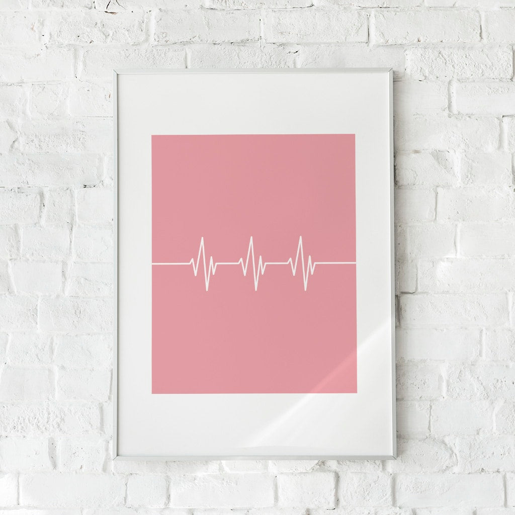 Minimalistisk plakat med en hvid hjertelinje på en støvet rosa baggrund.