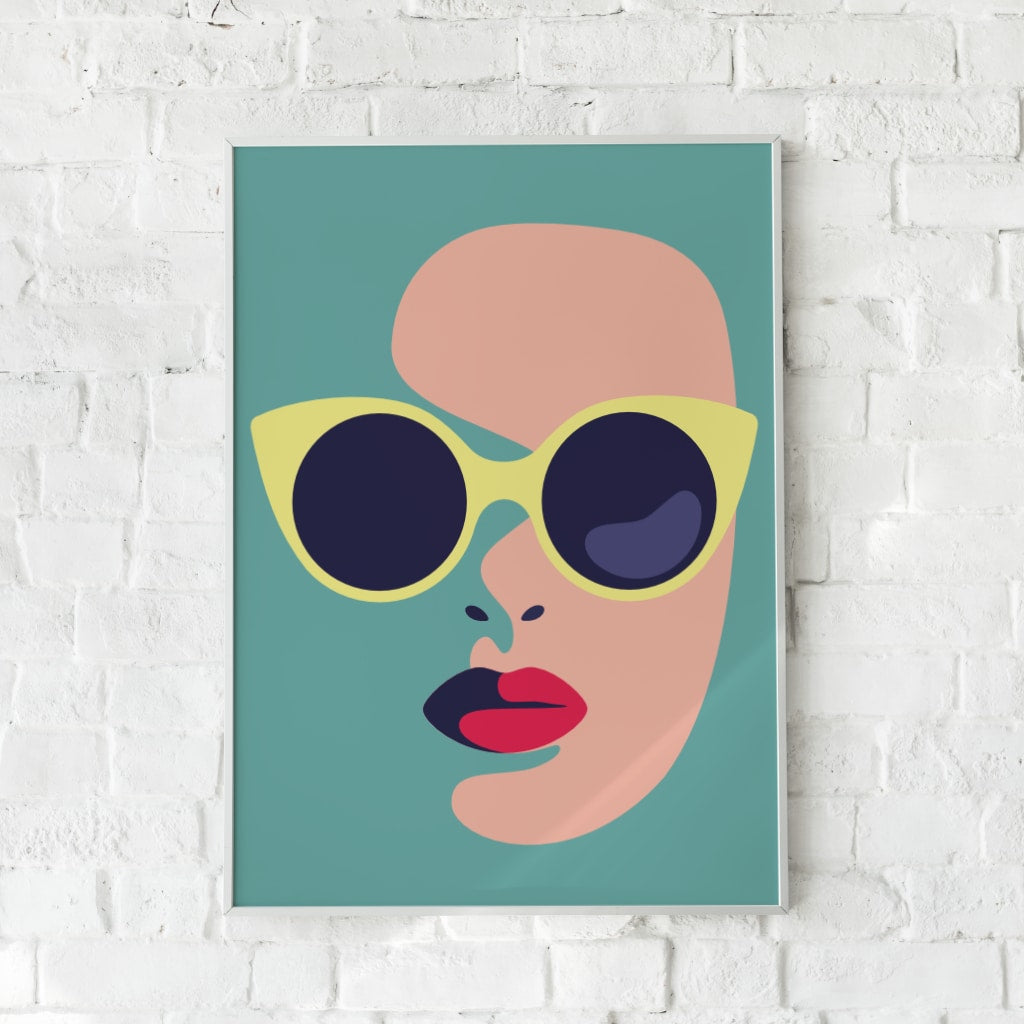 Plakat med en stiliseret kvindesilhuet, solbriller og pasteltoner.