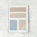 Minimalistisk plakat med abstrakte blokke i rosa, cremehvid og blød blå.