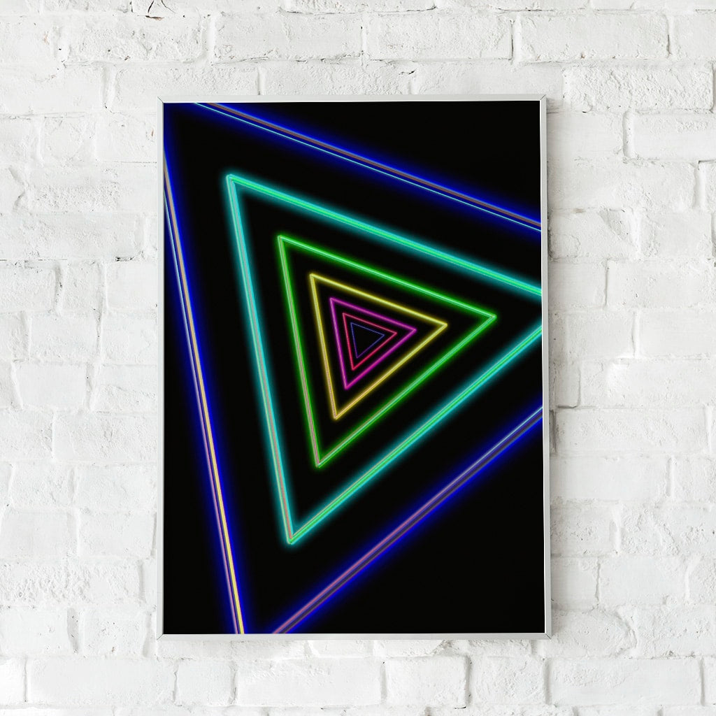 Futuristisk plakat med neonfarvede trekantslinjer på en sort baggrund.