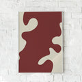 Abstrakt plakat med organiske former i bordeaux og beige.