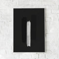 Sort-hvid plakat med et kraftigt penselstrøg på en minimalistisk baggrund.