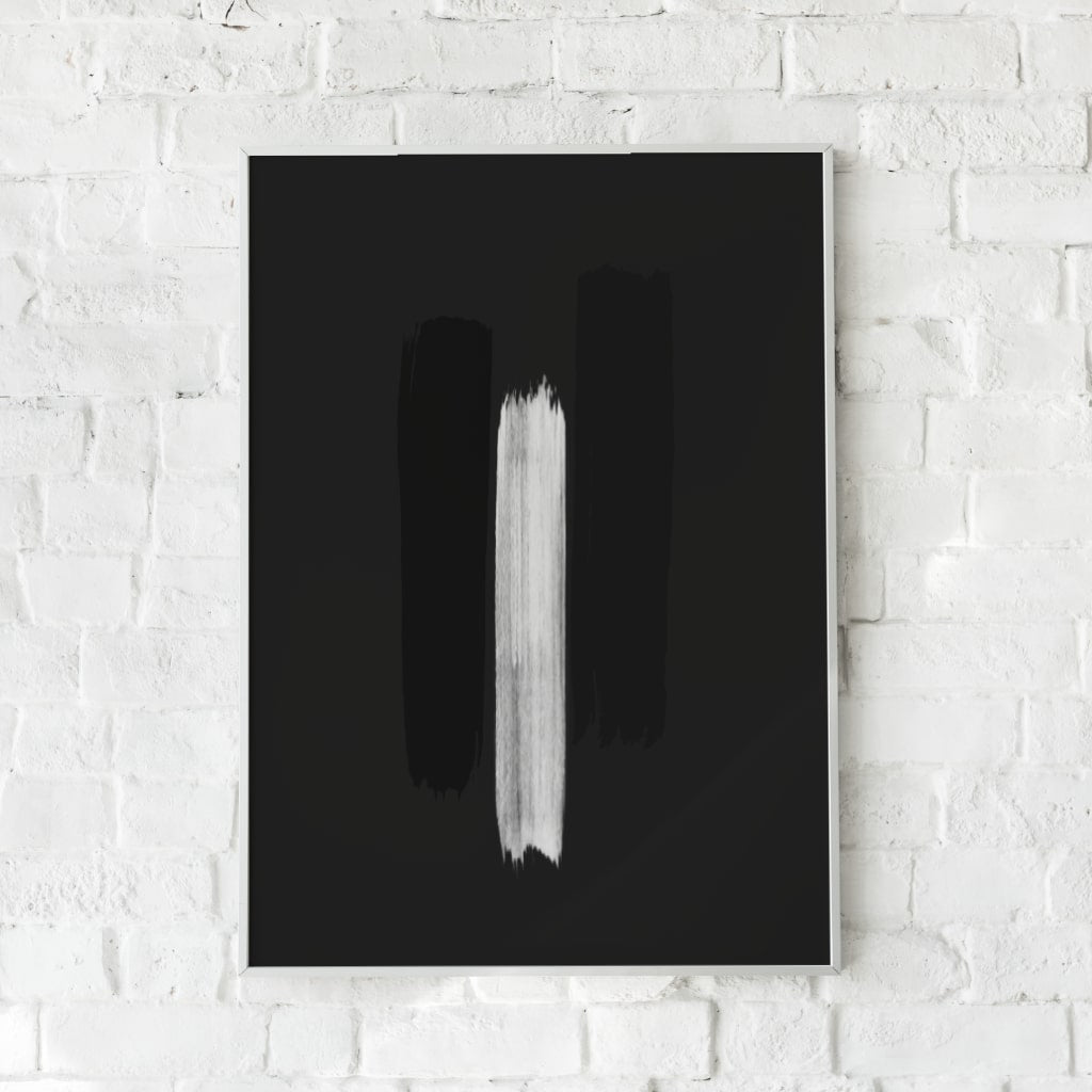 Sort-hvid plakat med et kraftigt penselstrøg på en minimalistisk baggrund.