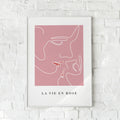 Minimalistisk plakat med to ansigter i bløde rosa toner.