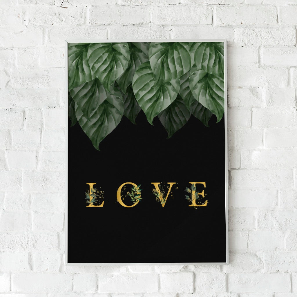 Sort plakat med grønne blade og gylden tekst “LOVE”.