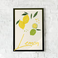Plakat med citroner, lime og grønne blade i et farverigt, håndtegnet design.