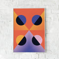 Farverig plakat med geometriske former i blå, orange, gul og lilla.