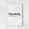 Minimalistisk plakat med Maerkelig webshop logo i sort-hvidt design.