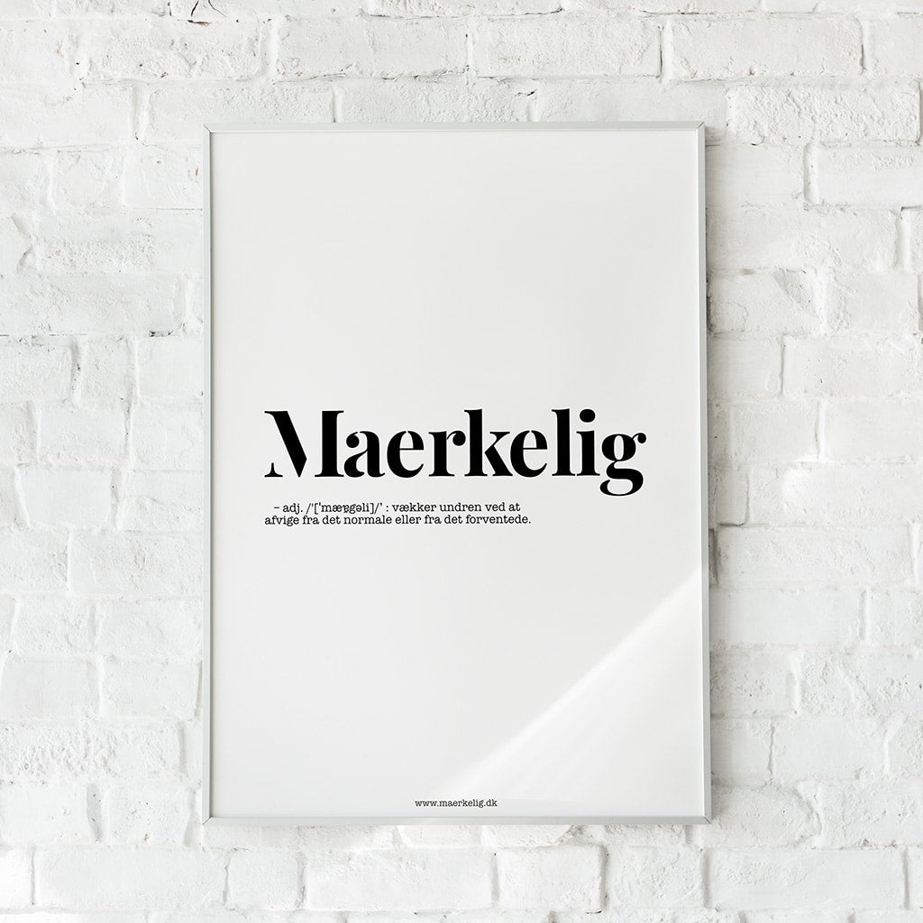 Minimalistisk plakat med Maerkelig webshop logo i sort-hvidt design.
