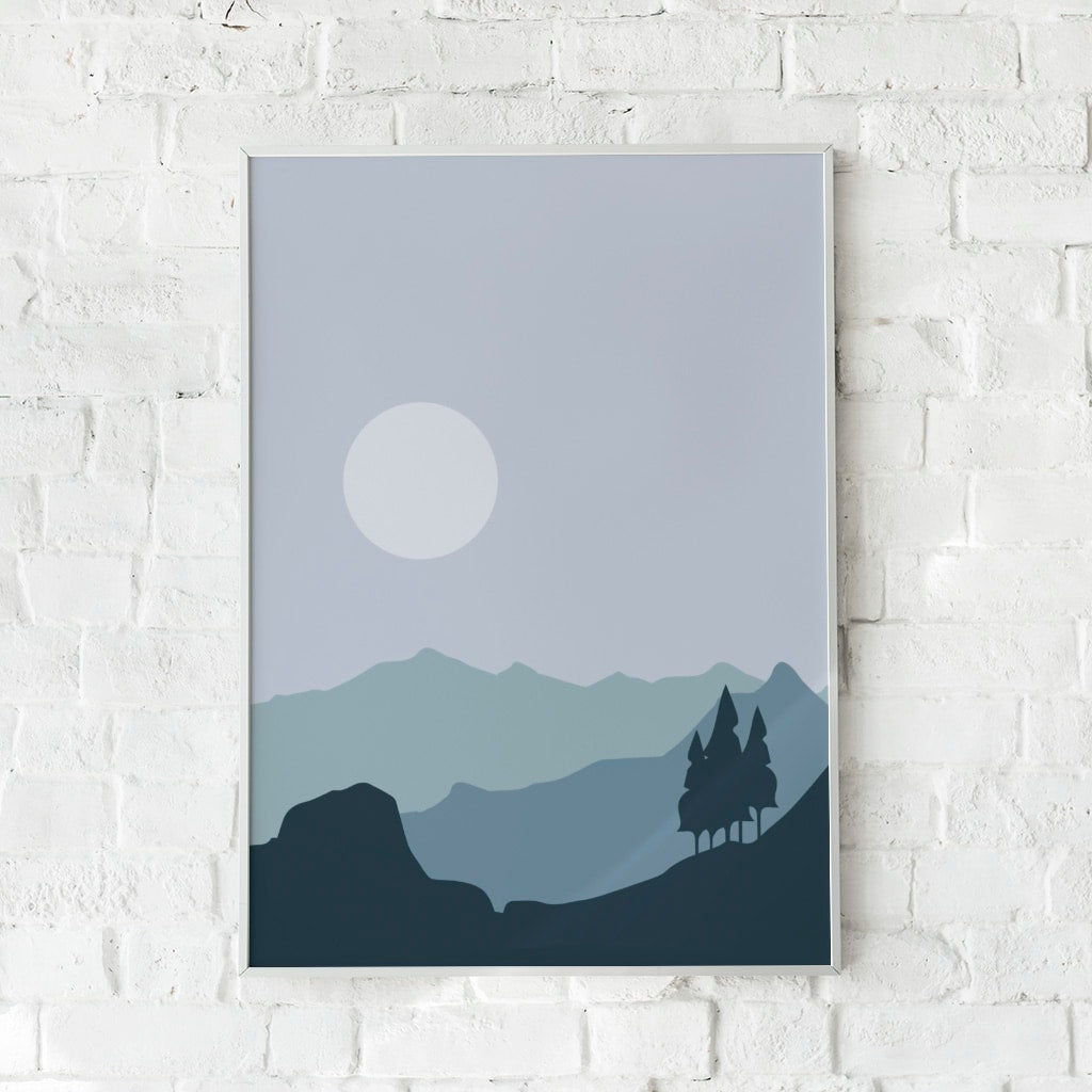 Plakat med stiliserede bjerge og en måne i dæmpede blågrå nuancer.