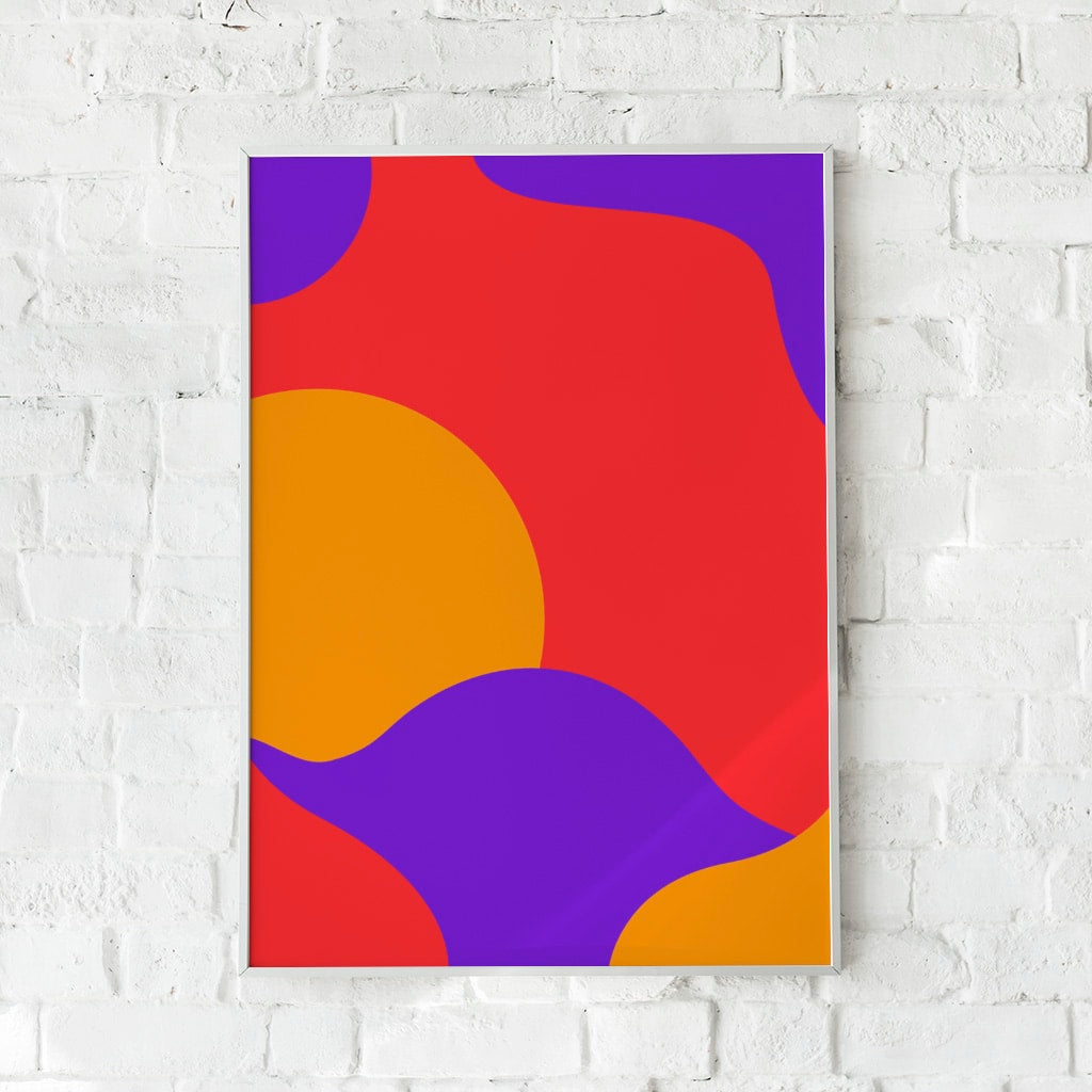 Farverig abstrakt plakat med organiske former i røde, lilla og orange nuancer.