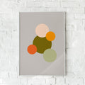 Abstrakt plakat med geometriske cirkler i orange, olivengrøn og pastelgrøn.
