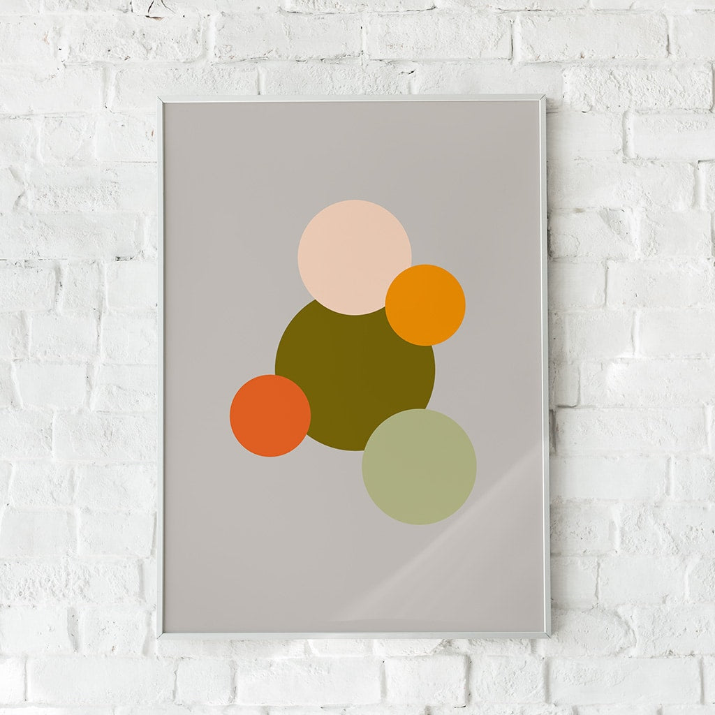 Abstrakt plakat med geometriske cirkler i orange, olivengrøn og pastelgrøn.