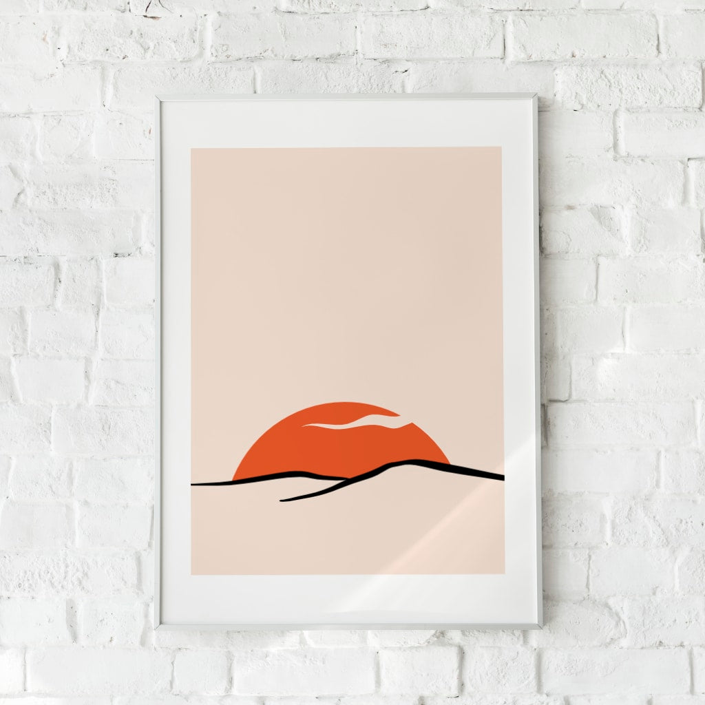 Plakat med en brændt orange sol bag stiliserede bjerglinjer.