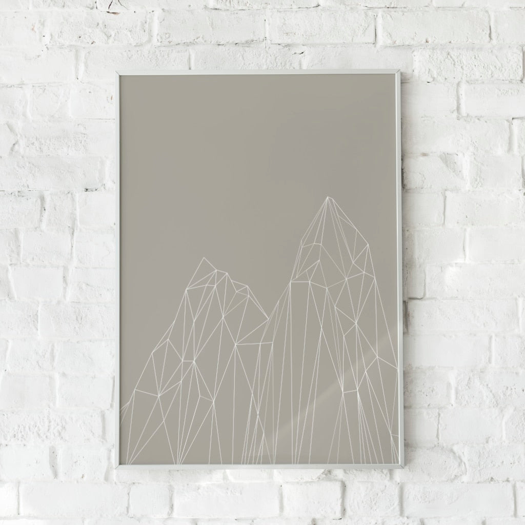 Minimalistisk plakat med geometriske bjerglinjer på en afdæmpet grå baggrund. Perfekt til nordisk indretning.