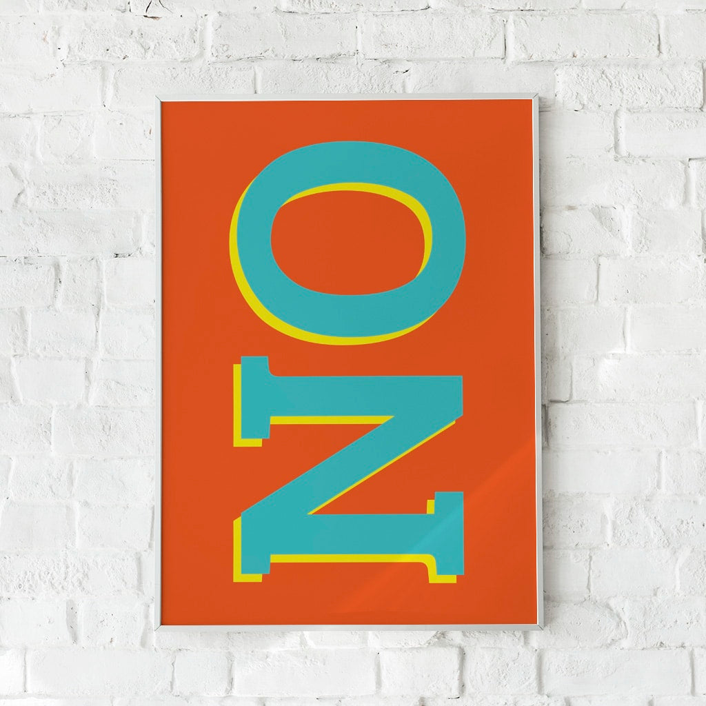Farverig typografisk plakat med bogstaverne "NO" i blågrøn og gul på en rustrød baggrund. Perfekt til moderne indretning.