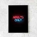 Neon-inspireret plakat med teksten "Adults Only" i røde og blå neonfarver på en mørk baggrund. Perfekt til en cool og kantet indretning.