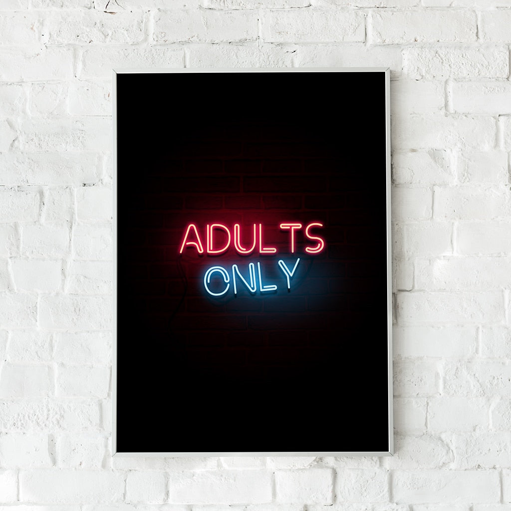 Neon-inspireret plakat med teksten "Adults Only" i røde og blå neonfarver på en mørk baggrund. Perfekt til en cool og kantet indretning.