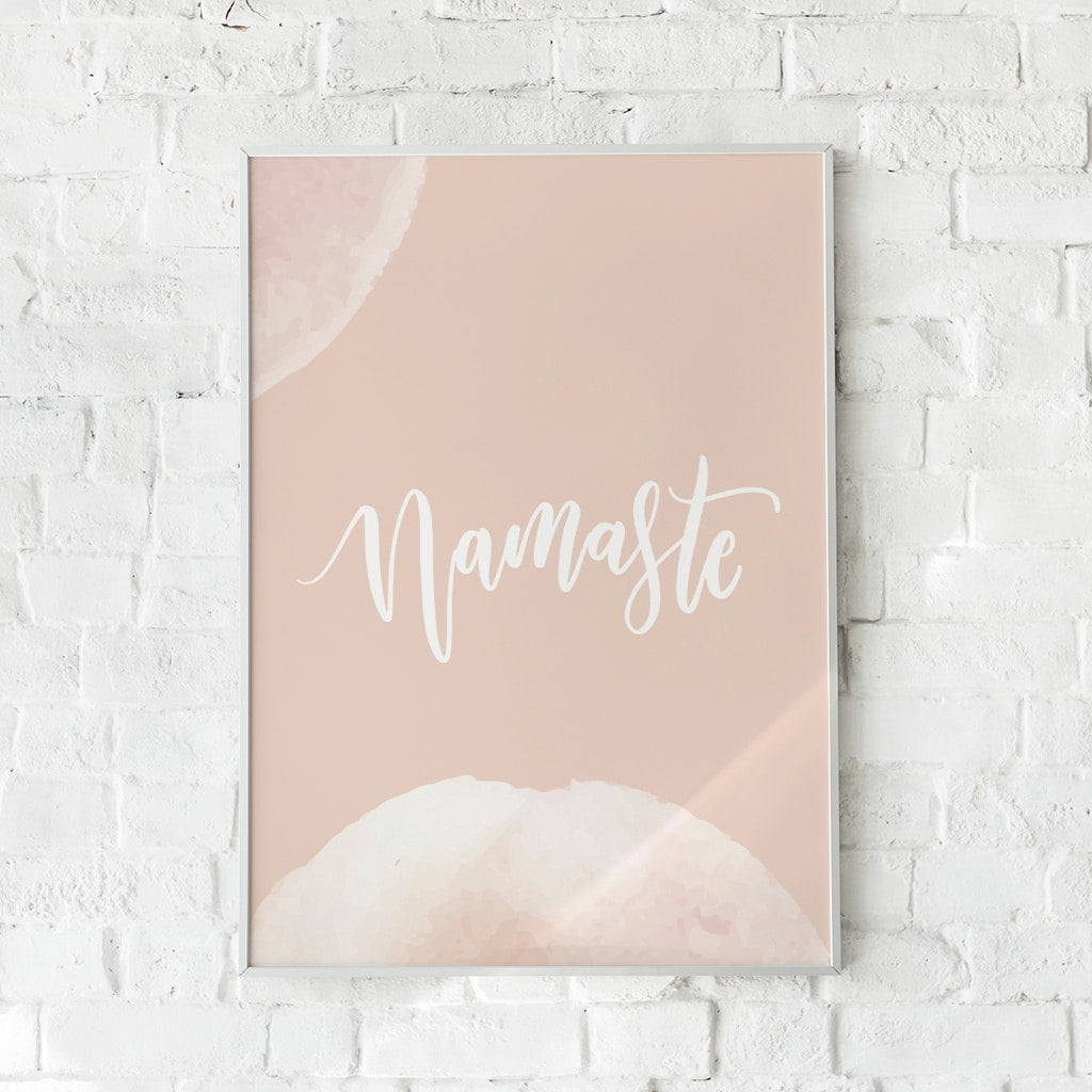 Minimalistisk plakat med ordet "Namaste" i hvide bogstaver på en beige baggrund. Perfekt til rolig og harmonisk indretning.