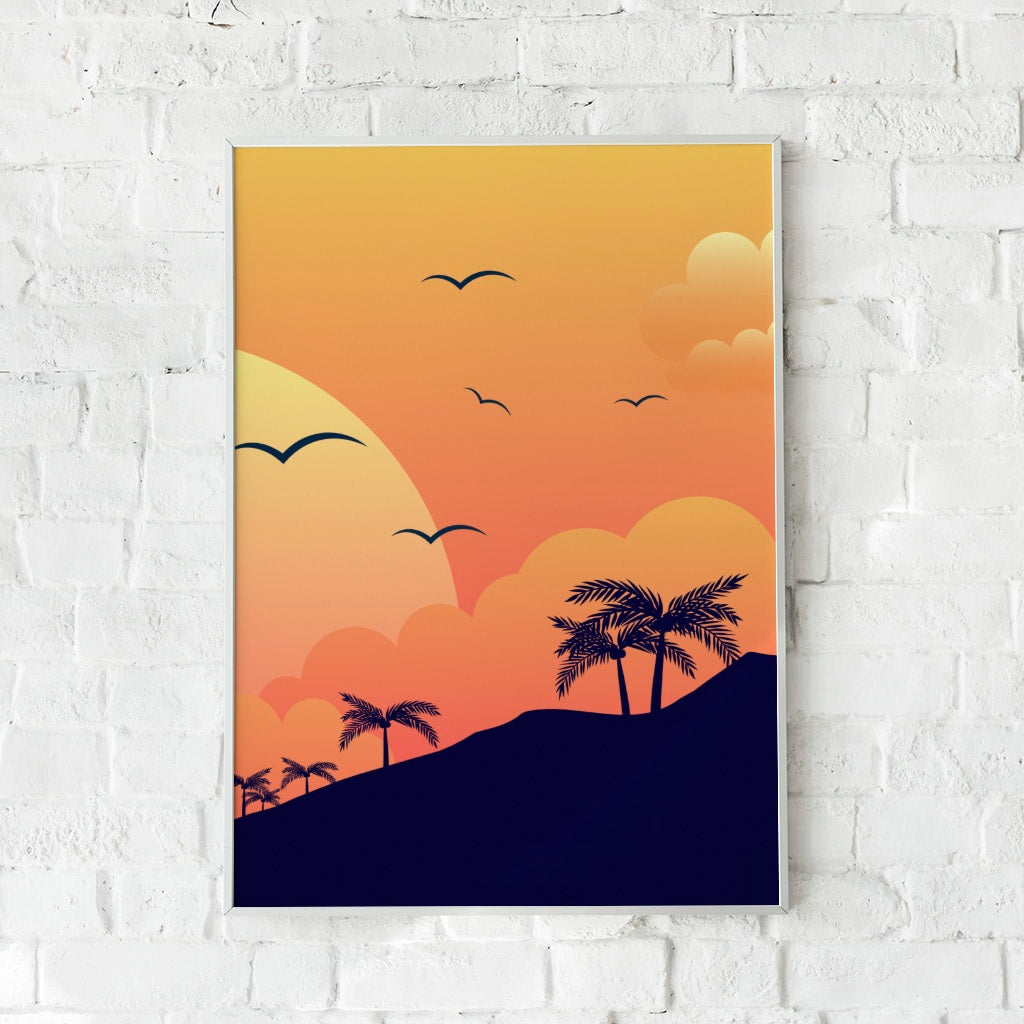 Plakat med solopgang i varme orange og gule nuancer, silhuetter af palmer og fugle i flugt. Skaber en tropisk atmosfære.