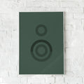 Minimalistisk plakat med to koncentriske cirkler på en dybgrøn baggrund. Skaber balance og harmoni.
