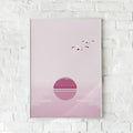 Plakat med rosa himmel, spejlblankt vand og tre svævende fugle. Skaber en følelse af ro og refleksion.