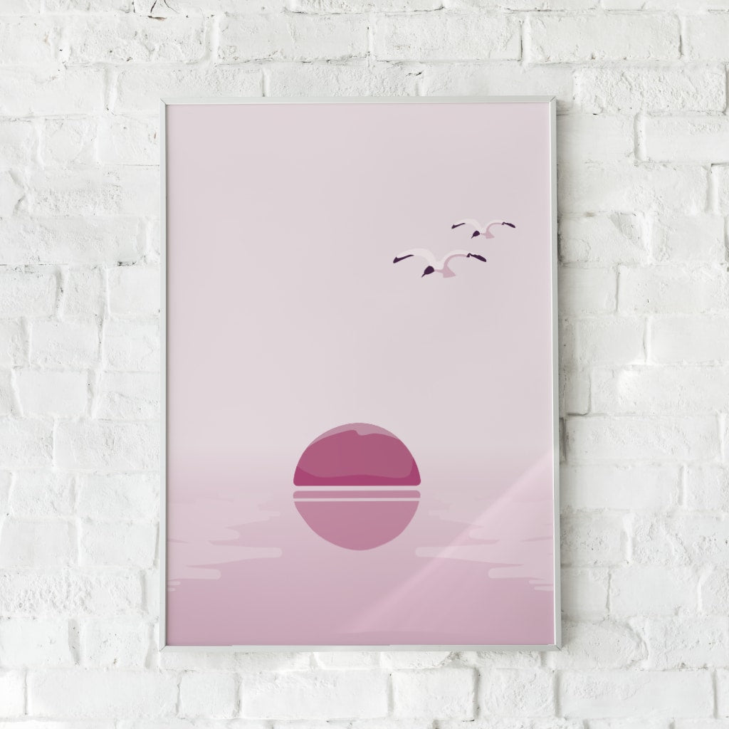 Plakat med rosa himmel, spejlblankt vand og tre svævende fugle. Skaber en følelse af ro og refleksion.