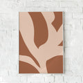 Minimalistisk plakat med organiske former i beige og brun. Skaber en naturlig og blød atmosfære.