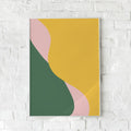 Grafisk plakat med overlappende former i skovgrøn, pink og gul. Skaber en dynamisk og moderne vægdekoration.