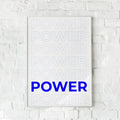 Typografisk plakat med ordet "POWER" i sort og blå på hvid baggrund.