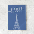 Minimalistisk plakat med en hvid linjetegning af Eiffeltårnet på en dyb blå baggrund. Hylder Paris’ ikoniske æstetik.