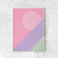 Geometrisk plakat med cirkel og pastelfarver i rosa, lavendel og lysegrøn. Skaber en blid og drømmende stemning.