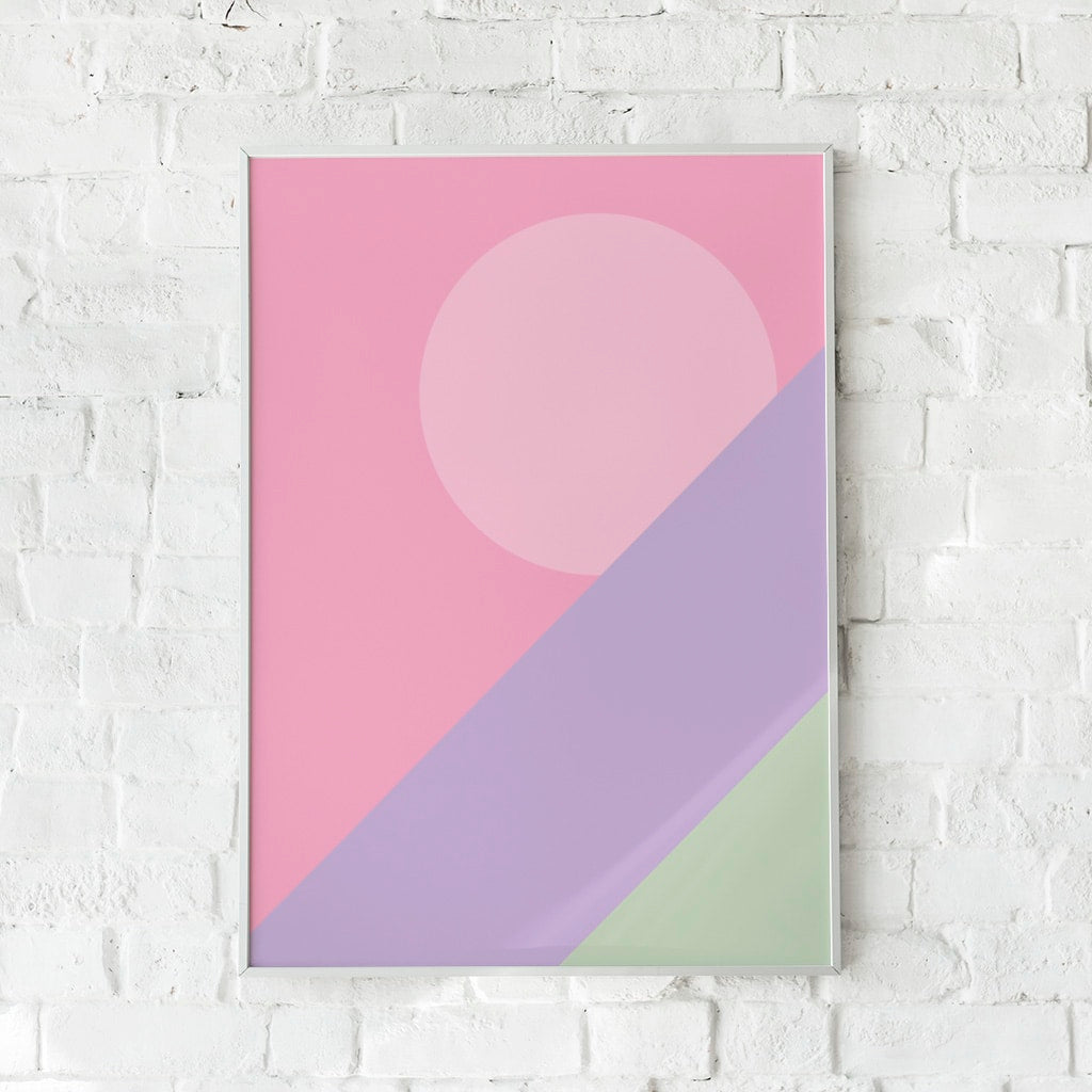 Geometrisk plakat med cirkel og pastelfarver i rosa, lavendel og lysegrøn. Skaber en blid og drømmende stemning.
