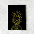 Neon-inspireret plakat med en stiliseret ananas i gule linjer på en sort baggrund. Perfekt til en tropisk og moderne indretning.