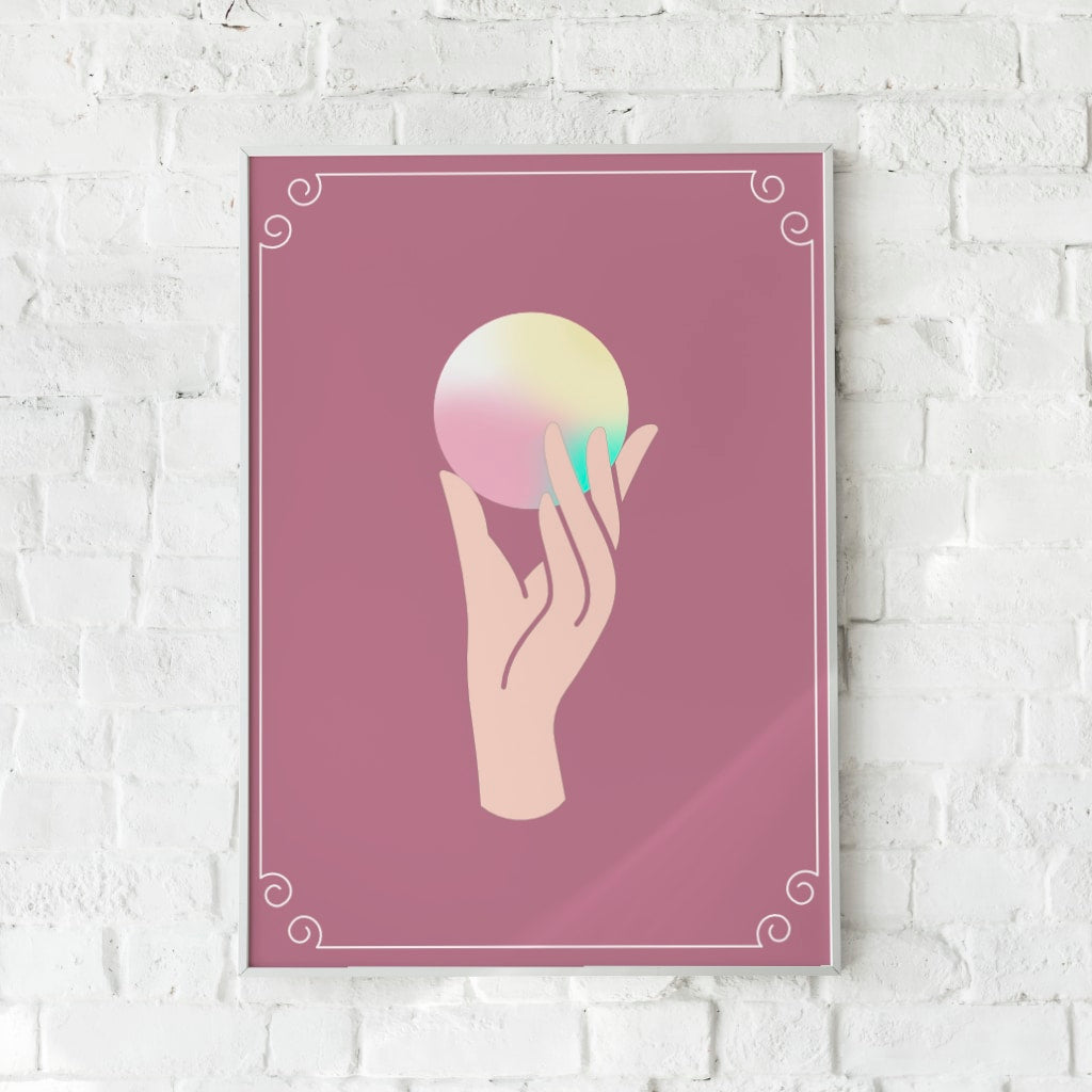 Surrealistisk plakat med en hånd, der holder en svævende sfære i pastelfarver.
