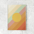 Pastelfarvet plakat med diagonale striber og en central gul cirkel.