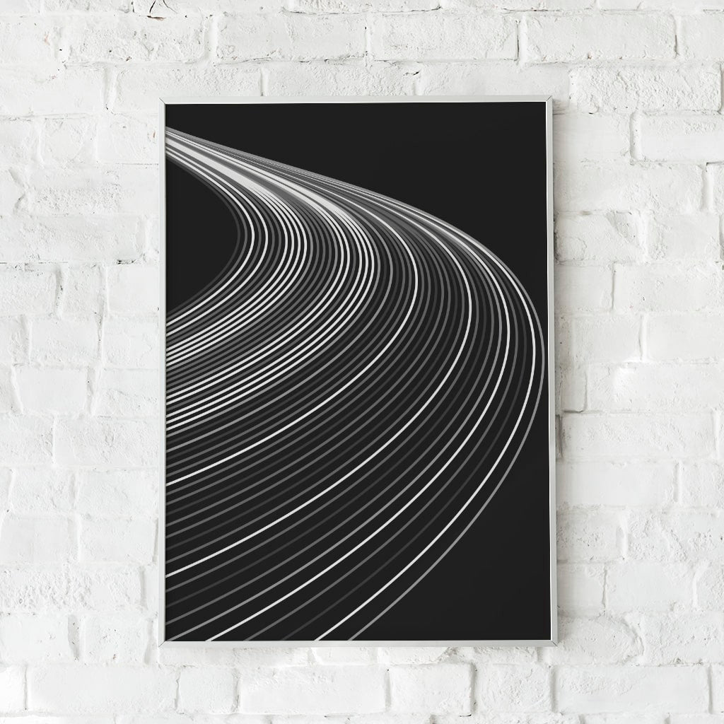 Sort plakat med hvide, buede linjer i bevægelse – moderne, grafisk design hængende på hvid murstensvæg.